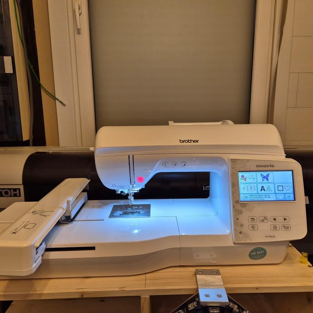 Borduurmachine Brother Innov-is NV 880E, Ophalen, Zo goed als nieuw, Machineborduren, Borduurmachine