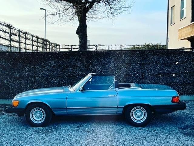 Mercedes 380 SL Cabrio R107 + Hardtop in Diamond Blue 1985, Auto's, Oldtimers, Particulier, Mercedes-Benz, Benzine, Cabriolet