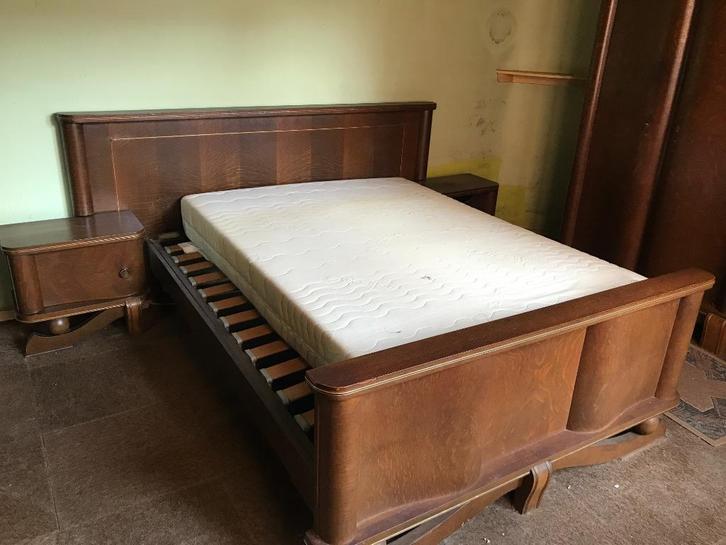 GRATIS:  oud! dubbel bed, kledingkast, commode, Huis en Inrichting, Slaapkamer | Complete slaapkamers, Gebruikt, Ophalen of Verzenden