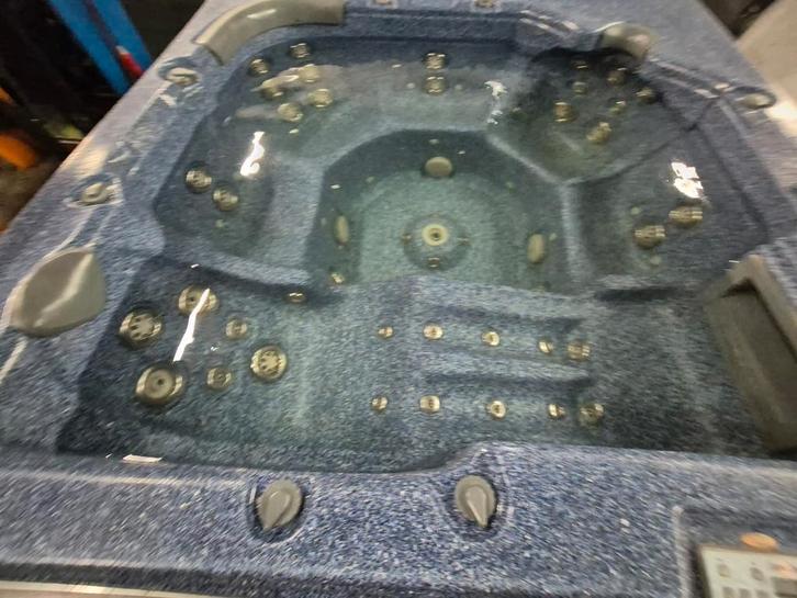 💦sunbelt jacuzzi 💦 ruime 6 persoons FAMILIE SPA ‼️, Tuin en Terras, Bubbelbaden en Hottubs, Zo goed als nieuw, Filter, Pomp