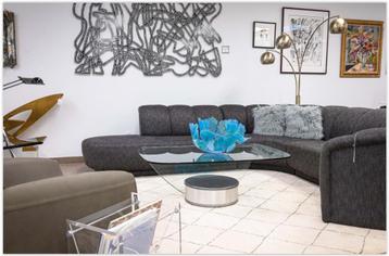 Postmoderne glazen design tafel beschikbaar voor biedingen