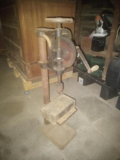 Oude boormachine op een sokkel - Chignole - Antiquité Brocan, Antiek en Kunst, Kunst | Overige Kunst, Ophalen