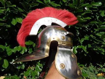 Replica van Romeinse soldaten helm uit staal , met rode kam beschikbaar voor biedingen
