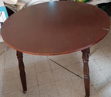 Ronde vintage tafel op wielen beschikbaar voor biedingen