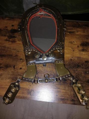 halter met spiegel en 3 voederbakken beschikbaar voor biedingen