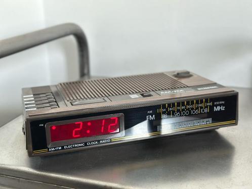 Radio Réveil alarm clock vintage NEW SEALED 1970, Elektronische apparatuur, Wekkers, Nieuw, Digitaal, Ophalen of Verzenden