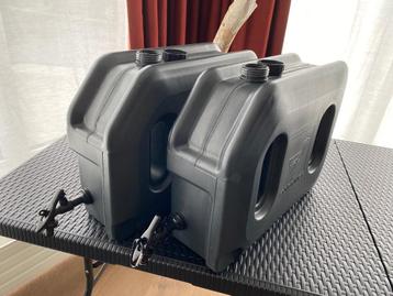 Twee stoere jerrycans van 20 liter met kraantjes beschikbaar voor biedingen