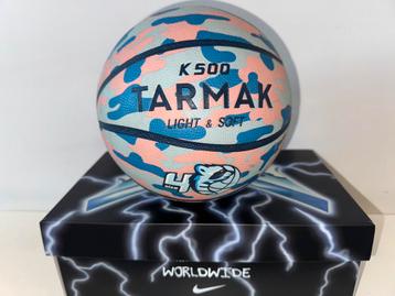 Basketbalbal beschikbaar voor biedingen