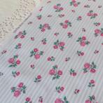 91) 140x50cm tissu de coton roses et rayures gris sur blanc, Hobby & Loisirs créatifs, Enlèvement ou Envoi, 30 à 200 cm, Blanc