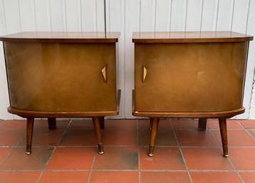Vintage retro nachtkastjes beschikbaar voor biedingen