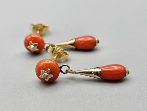 Antieke gouden oorbellen met bloedkoraal en parel. 2025/121, Handtassen en Accessoires, Oorbellen, Zo goed als nieuw, Knopjes of Stekers