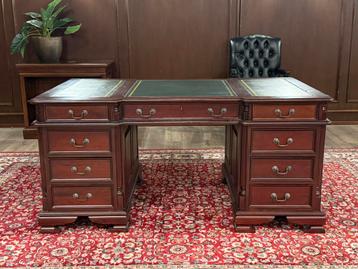 Klassiek Engels bureau #562 beschikbaar voor biedingen