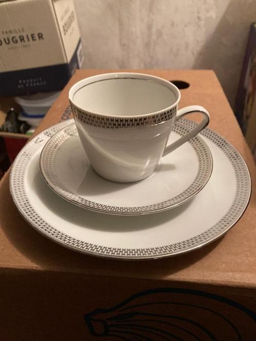 Kwaliteitsvol koffie- en eetservies, Huis en Inrichting, Keuken | Servies, Zo goed als nieuw, Compleet servies, Effen, Keramiek