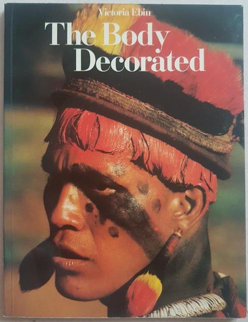 The Body Decorated - Victoria Ebin - 1979, Livres, Histoire & Politique, Comme neuf, Enlèvement ou Envoi