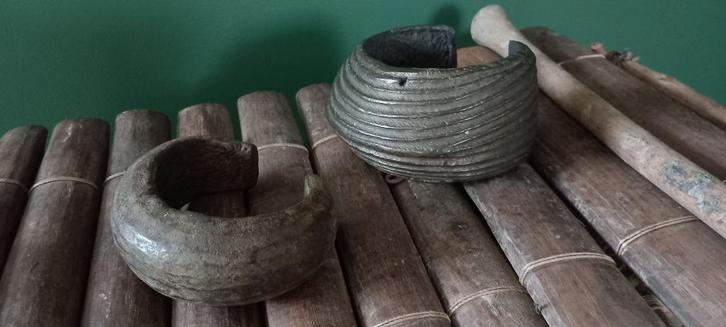 Oude grote bronzen Afrikaanse slavenarmband, Antiek en Kunst, Kunst | Niet-Westerse kunst, Ophalen of Verzenden