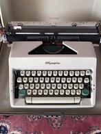 Vintage typemachine Olympia, Comme neuf, Enlèvement