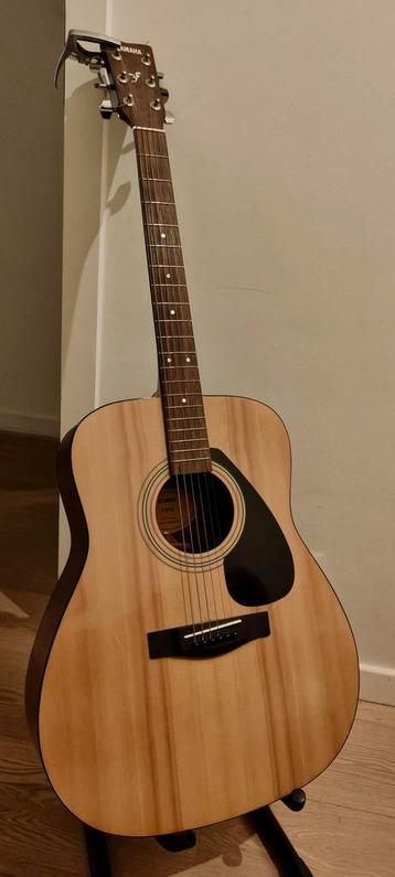 Yamaha F310 gitaar, met capo, tuner, statief en gitaartas beschikbaar voor biedingen