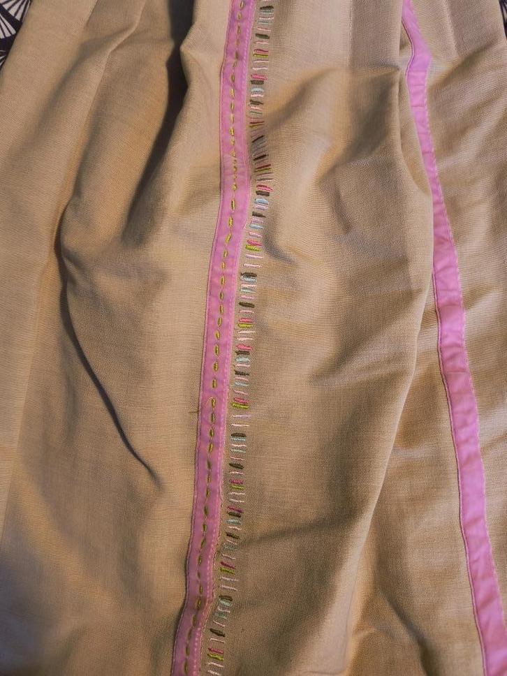 Gordijnen crème met roze stiksels voor raam van 160 B x 150, Huis en Inrichting, Stoffering | Gordijnen en Lamellen, Zo goed als nieuw