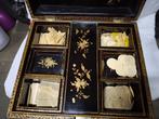 Muntdoos, Lak versierd met chinoiserie, Antiek en Kunst, Ophalen of Verzenden