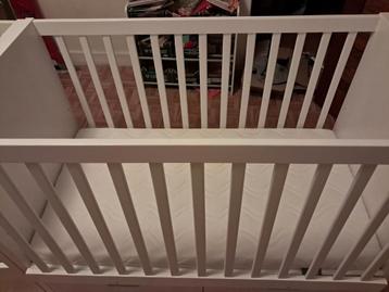 Lit bébé évolutif ikea avec tiroirs, Enlèvement, Comme neuf, Matelas