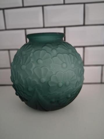 Knappe art deco vaas: in groene afwerking. beschikbaar voor biedingen