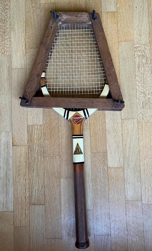 Vintage Engels racket, QUEEN, zeldzaam, uitstekende conditie, Sport en Fitness, Tennis, Gebruikt, Racket, Overige merken, L2, Ophalen of Verzenden