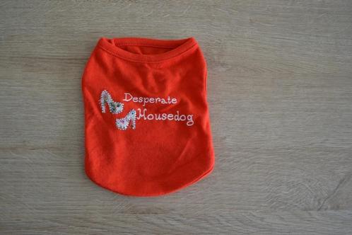 Hondentrui desperate housedog rood diverse maten, Animaux & Accessoires, Vêtements pour chiens, Neuf, Pull pour chien, Enlèvement ou Envoi