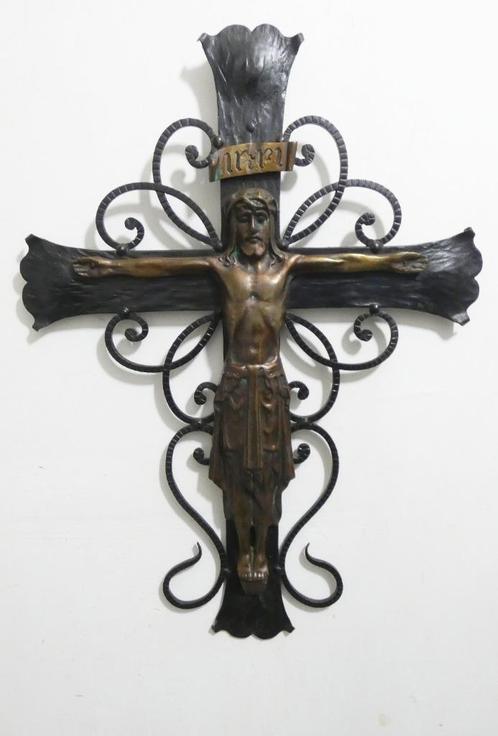 Bijzonder Art Deco brons kruisbeeld op smeedijzer [1575], Antiek en Kunst, Antiek | Religieuze voorwerpen, Ophalen of Verzenden