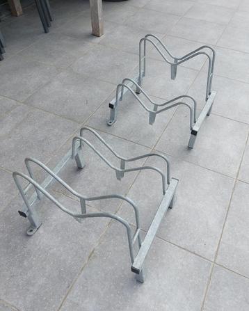 2 stevige gegalvaniseerde fietsenrekken voor 2 fietsen beschikbaar voor biedingen