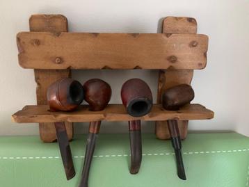 Houten rekje met pijpen beschikbaar voor biedingen