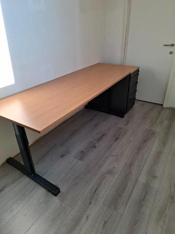 Ijzeren bureau / tekentafel in hoogte verstelbaar beschikbaar voor biedingen