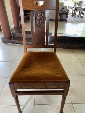 Antieke stoelen beschikbaar voor biedingen