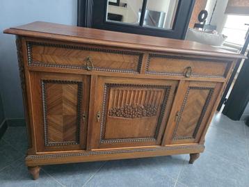 Volledige houten vintage kast met deuren en schuiven.  beschikbaar voor biedingen