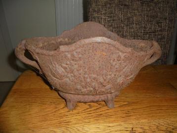 Gietijzeren Jardiniere / 18 cm hoog ( 2 )  beschikbaar voor biedingen