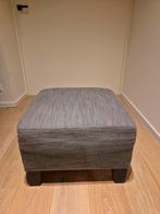 Grijze poef te koop., Huis en Inrichting, Zetels | Voetbanken en poefs, Ophalen, Gebruikt, Stof, 50 tot 75 cm