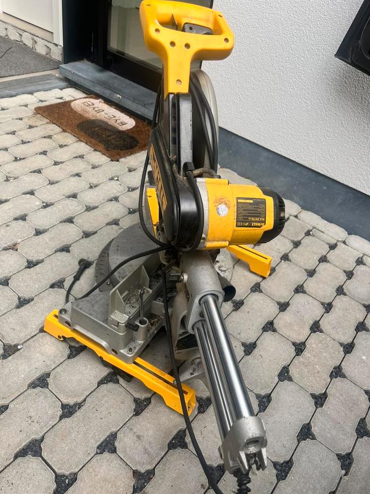 Dewalt afkortzaag met onderstel, Doe-het-zelf en Bouw, Gereedschap | Zaagmachines, Gebruikt, Afkortzaag, 1200 watt of meer, 70 mm of meer