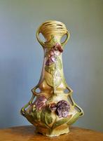 Royal Dux Bohemia - zeer grote Art nouveau vaas met reliëf, Enlèvement ou Envoi