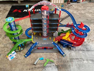 Majorette speelgarage xxl, met veel bewegende delen beschikbaar voor biedingen