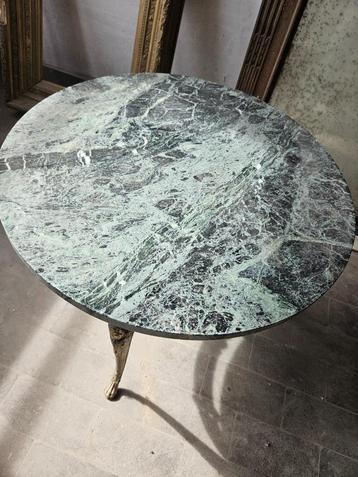 Groen marmeren ronde tafel beschikbaar voor biedingen