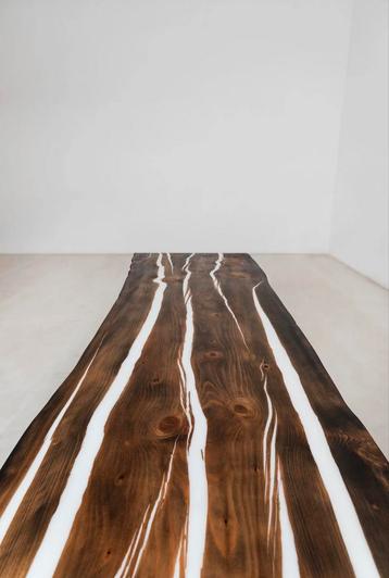 Treeline massief cederen tafel met gegoten witte epoxy beschikbaar voor biedingen