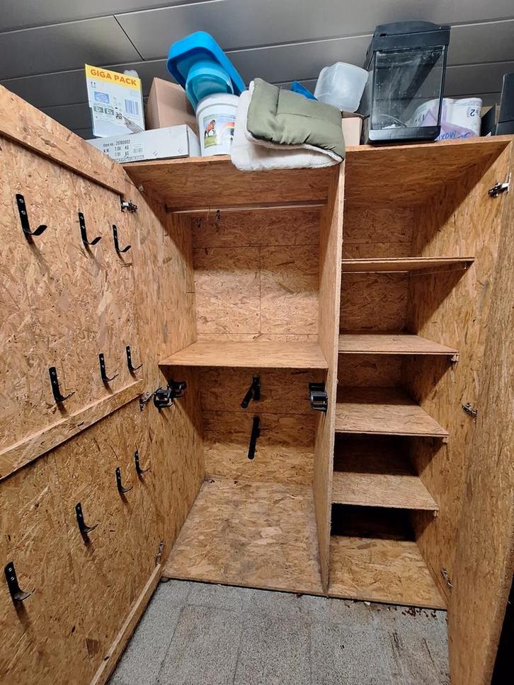 Ruime zadelkast, Dieren en Toebehoren, Paarden en Pony's | Overige Paardenspullen, Zo goed als nieuw, Ophalen