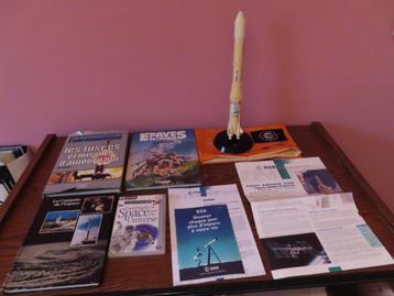 Lot livres, poster, conquête spatiale, maquette fusée Ariane