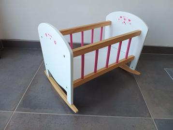Houten poppenbedje beschikbaar voor biedingen