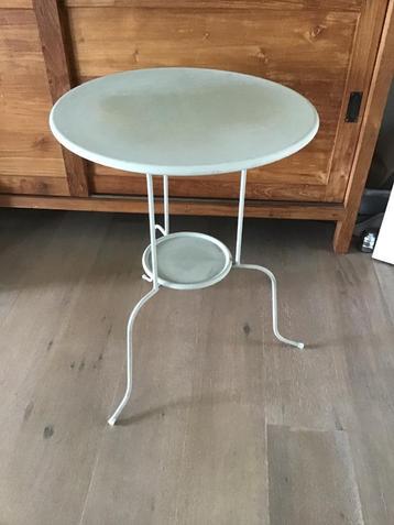2 metalen bijzettafeltjes beschikbaar voor biedingen