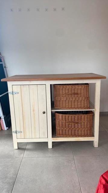 Witte houten kast met rieten manden beschikbaar voor biedingen