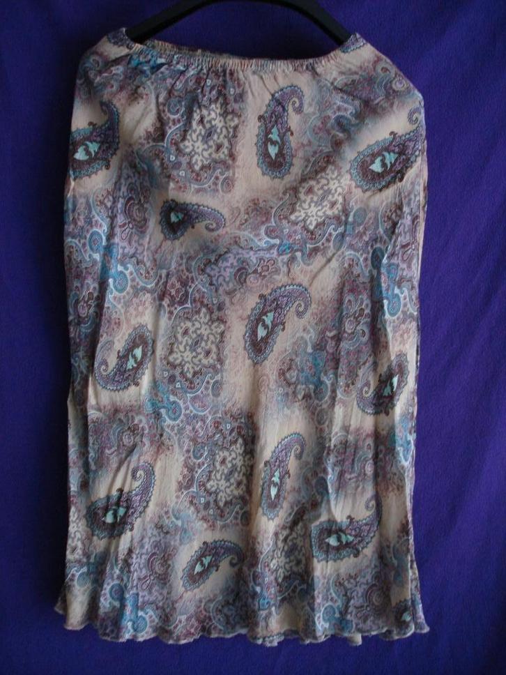 Leuke zomerrok. Beige-paars-blauw met motieven., Vêtements | Femmes, Jupes, Porté, Taille 42/44 (L), Beige, Sous le genou, Enlèvement ou Envoi