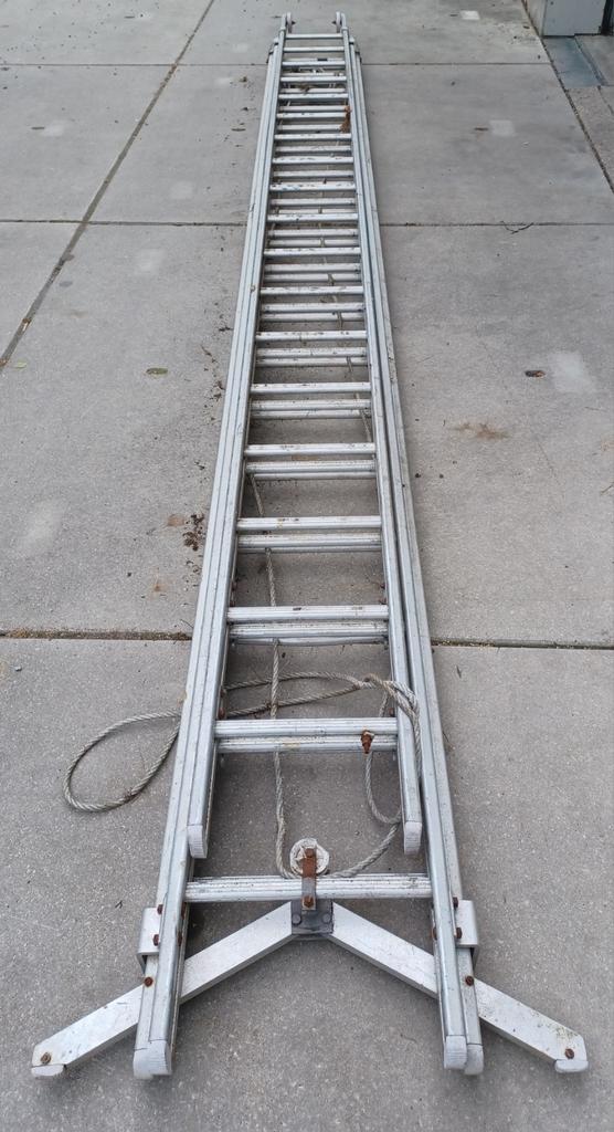 Ladder uitschuifbaar tot 13meter! Zie info, Doe-het-zelf en Bouw, Ladders en Trappen, Ladder, Ophalen