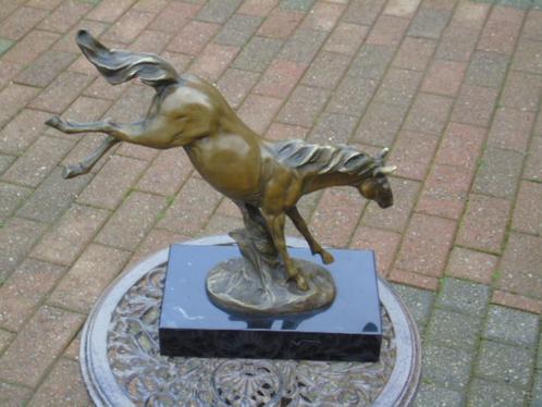 bronzen paardenbeeld gesigneerd op marmer (de sprong)..., Antiek en Kunst, Antiek | Brons en Koper, Brons, Ophalen