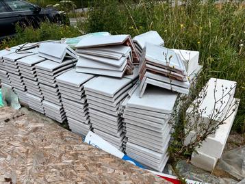 Witte dakpannen beschikbaar voor biedingen