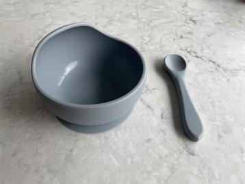 Siliconen kinderkommetje met lepel beschikbaar voor biedingen